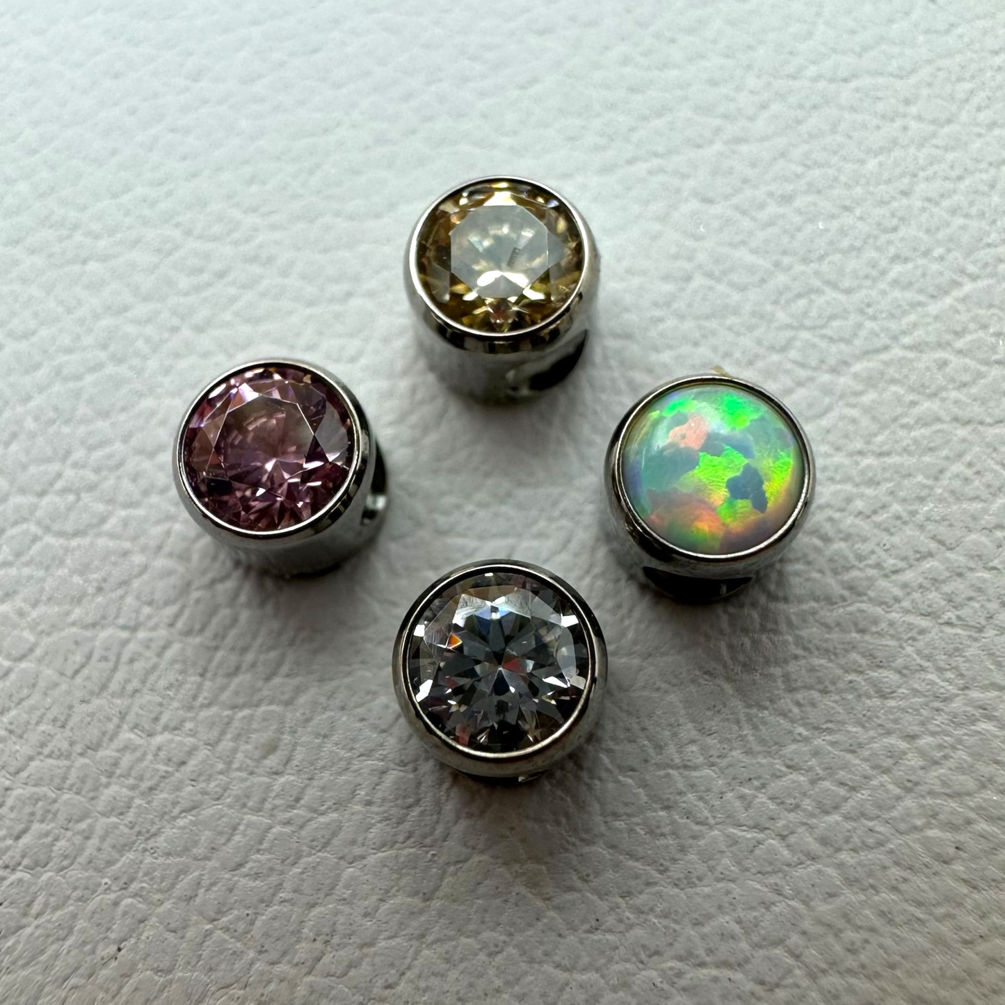 Captive Bezel Gem- Titanium