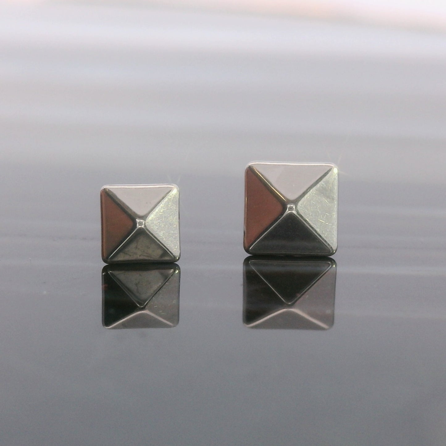 Square Pyramid - Titanium - Threadless