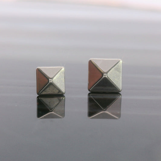 Square Pyramid - Titanium - Threadless