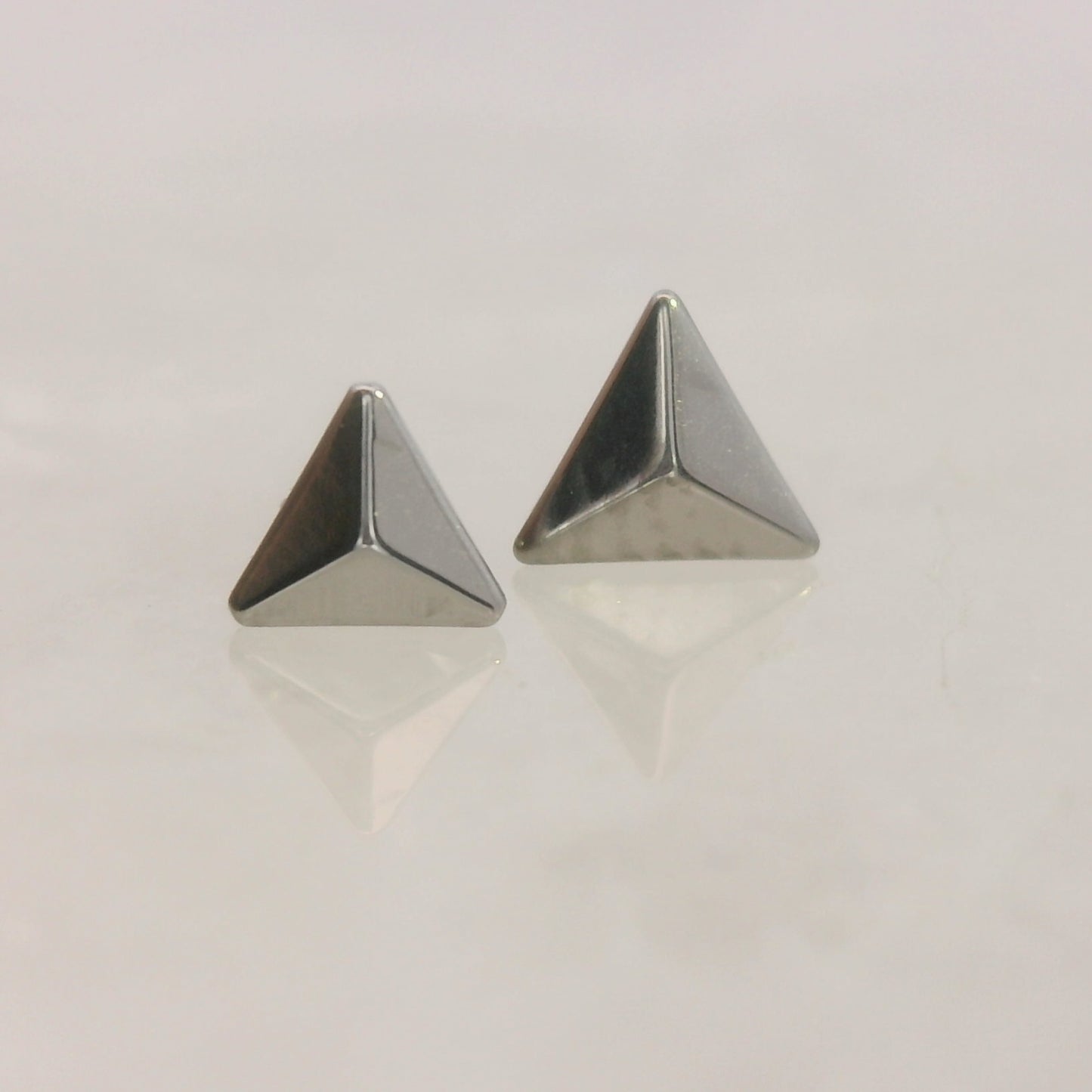 Triangle Pyramid - Titanium - Threadless